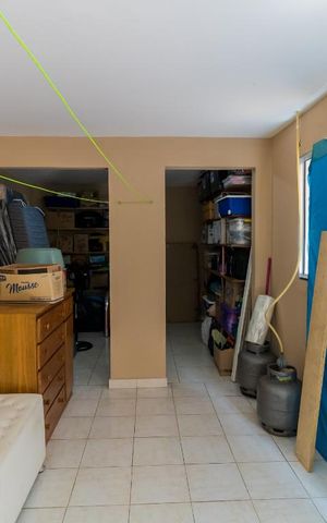 Casa à venda com 120m², 2 quartos e 2 vagas Casa à venda com 120m², 2 quartos e 2 vagasSalão