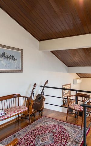 Casa à venda com 351m², 4 quartos e 4 vagas Casa à venda com 351m², 4 quartos e 4 vagasHall