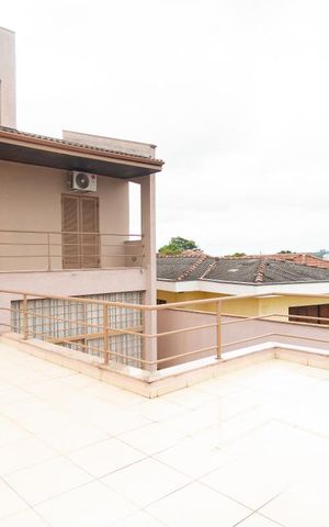 Casa à venda com 351m², 4 quartos e 4 vagas Casa à venda com 351m², 4 quartos e 4 vagasÁrea comum - Piscina