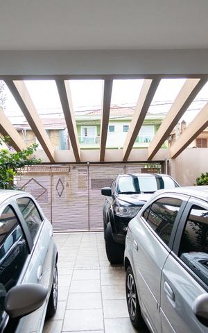 Casa à venda com 351m², 4 quartos e 4 vagas Casa à venda com 351m², 4 quartos e 4 vagasGaragem