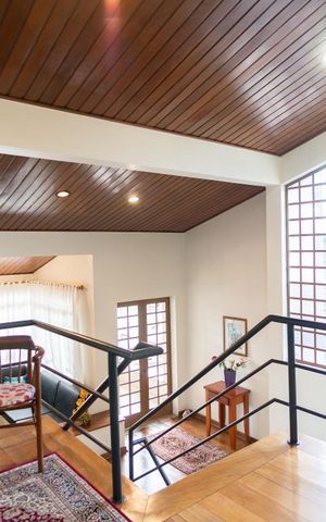 Casa à venda com 351m², 4 quartos e 4 vagas Casa à venda com 351m², 4 quartos e 4 vagasHall