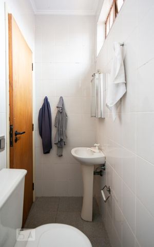 Casa à venda com 351m², 4 quartos e 4 vagas Casa à venda com 351m², 4 quartos e 4 vagasBanheiro de Serviço