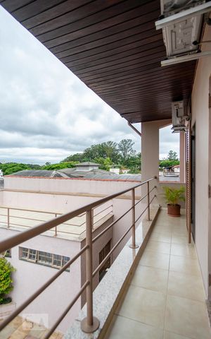 Casa à venda com 351m², 4 quartos e 4 vagas Casa à venda com 351m², 4 quartos e 4 vagasVaranda