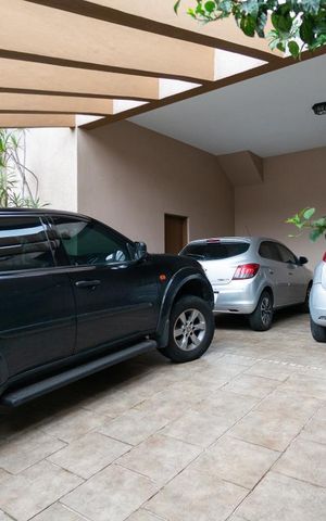 Casa à venda com 351m², 4 quartos e 4 vagas Casa à venda com 351m², 4 quartos e 4 vagasGaragem