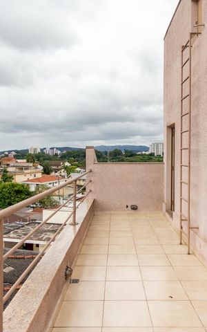 Casa à venda com 351m², 4 quartos e 4 vagas Casa à venda com 351m², 4 quartos e 4 vagasVaranda