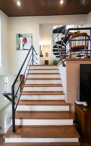 Casa à venda com 351m², 4 quartos e 4 vagas Casa à venda com 351m², 4 quartos e 4 vagasEscadas
