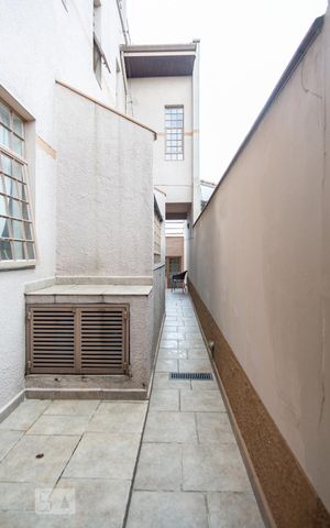 Casa à venda com 351m², 4 quartos e 4 vagas Casa à venda com 351m², 4 quartos e 4 vagasCorredor