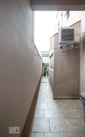 Casa à venda com 351m², 4 quartos e 4 vagas Casa à venda com 351m², 4 quartos e 4 vagasCorredor