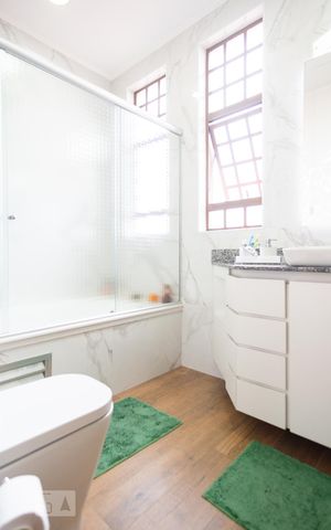 Casa à venda com 351m², 4 quartos e 4 vagas Casa à venda com 351m², 4 quartos e 4 vagasBanheiro