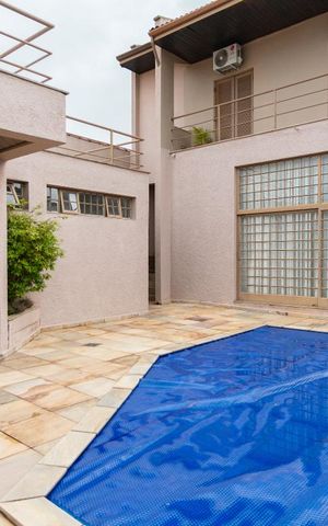 Casa à venda com 351m², 4 quartos e 4 vagas Casa à venda com 351m², 4 quartos e 4 vagasPiscina