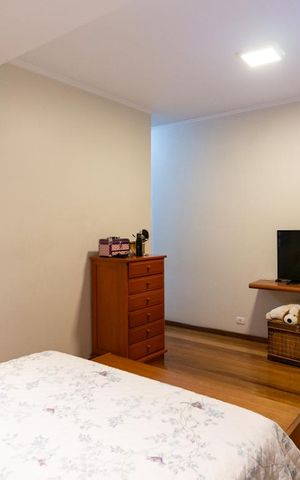 Casa à venda com 351m², 4 quartos e 4 vagas Casa à venda com 351m², 4 quartos e 4 vagasSuíte