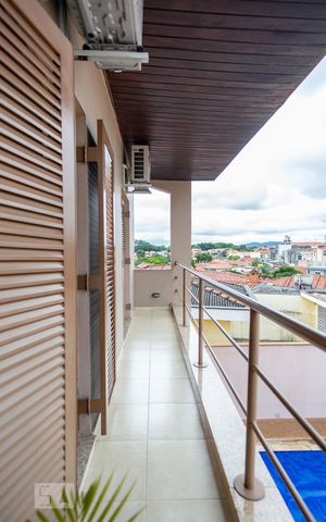 Casa à venda com 351m², 4 quartos e 4 vagas Casa à venda com 351m², 4 quartos e 4 vagasVaranda