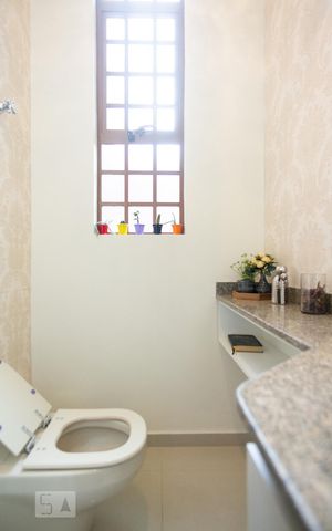 Casa à venda com 351m², 4 quartos e 4 vagas Casa à venda com 351m², 4 quartos e 4 vagasLavabo