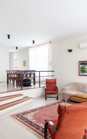 Casa à venda com 351m², 4 quartos e 4 vagas Casa à venda com 351m², 4 quartos e 4 vagasSala