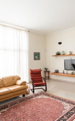 Casa à venda com 351m², 4 quartos e 4 vagas Casa à venda com 351m², 4 quartos e 4 vagasSala