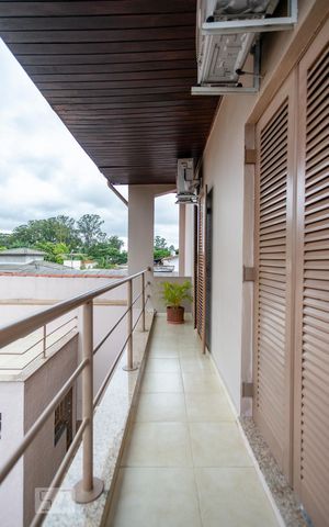 Casa à venda com 351m², 4 quartos e 4 vagas Casa à venda com 351m², 4 quartos e 4 vagasVaranda
