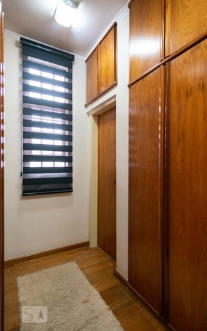 Casa à venda com 351m², 4 quartos e 4 vagas Casa à venda com 351m², 4 quartos e 4 vagasCloset da Suíte
