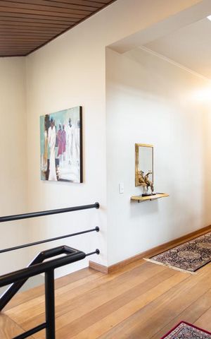 Casa à venda com 351m², 4 quartos e 4 vagas Casa à venda com 351m², 4 quartos e 4 vagasHall