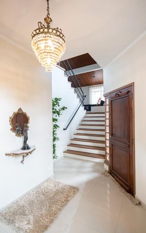 Casa à venda com 351m², 4 quartos e 4 vagas Casa à venda com 351m², 4 quartos e 4 vagasCorredor