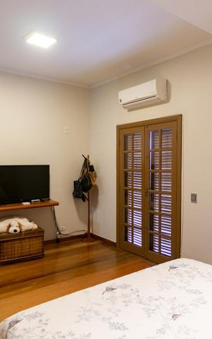 Casa à venda com 351m², 4 quartos e 4 vagas Casa à venda com 351m², 4 quartos e 4 vagasSuíte