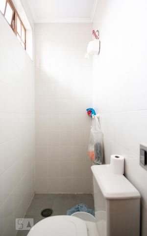 Casa à venda com 351m², 4 quartos e 4 vagas Casa à venda com 351m², 4 quartos e 4 vagasBanheiro de Serviço