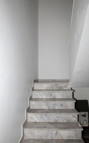 Casa à venda com 233m², 4 quartos e 1 vagaEscada