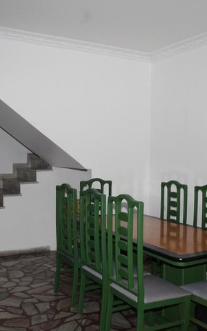 Casa à venda com 233m², 4 quartos e 1 vagaSala