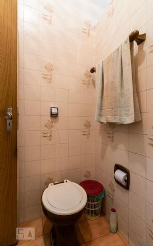 Casa à venda com 252m², 2 quartos e 5 vagasBanheiro social