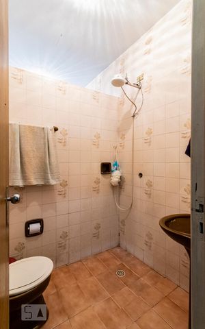 Casa à venda com 252m², 2 quartos e 5 vagasBanheiro social
