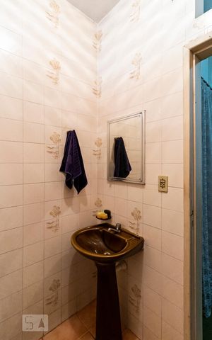 Casa à venda com 252m², 2 quartos e 5 vagasBanheiro social