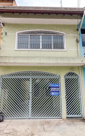 Casa à venda com 200m², 6 quartos e 1 vagaFachada das casas e placa Quinto Andar