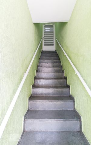 Casa à venda com 200m², 6 quartos e 1 vagaCasa 2 - escadas de entrada 