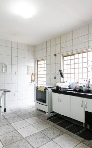 Casa à venda com 249m², 4 quartos e 6 vagas Casa à venda com 249m², 4 quartos e 6 vagasCozinha 1