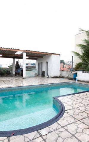Casa à venda com 249m², 4 quartos e 6 vagas Casa à venda com 249m², 4 quartos e 6 vagasPiscina