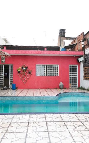 Casa à venda com 249m², 4 quartos e 6 vagas Casa à venda com 249m², 4 quartos e 6 vagasPiscina