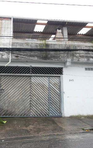Casa à venda com 249m², 4 quartos e 6 vagas Casa à venda com 249m², 4 quartos e 6 vagasFachada
