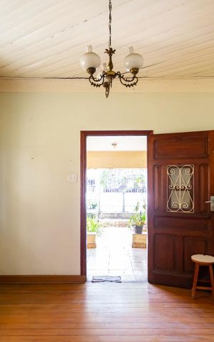 Casa à venda com 404m², 2 quartos e 3 vagas Casa à venda com 404m², 2 quartos e 3 vagasSala