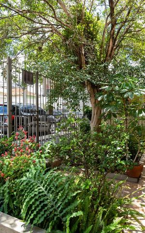 Casa à venda com 404m², 2 quartos e 3 vagas Casa à venda com 404m², 2 quartos e 3 vagasJardim