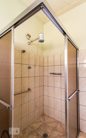 Casa à venda com 404m², 2 quartos e 3 vagas Casa à venda com 404m², 2 quartos e 3 vagasChuveiro