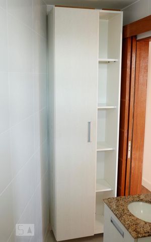 Apartamento para alugar com 65m², 2 quartos e 1 vagaBanheiro - Armários