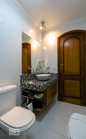 Casa à venda com 345m², 4 quartos e 8 vagas Casa à venda com 345m², 4 quartos e 8 vagasBanheiro social