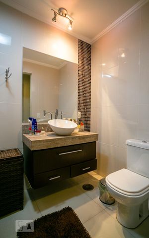 Casa à venda com 345m², 4 quartos e 8 vagas Casa à venda com 345m², 4 quartos e 8 vagasBanheiro da suíte