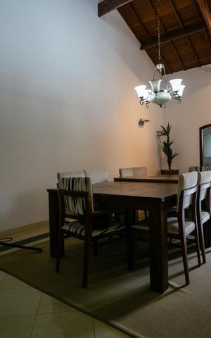Casa à venda com 345m², 4 quartos e 8 vagas Casa à venda com 345m², 4 quartos e 8 vagasSala de jantar