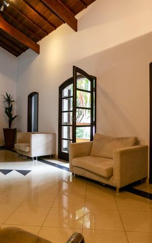Casa à venda com 345m², 4 quartos e 8 vagas Casa à venda com 345m², 4 quartos e 8 vagasSala de estar