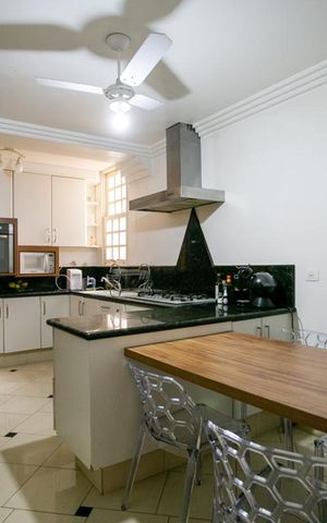Casa à venda com 345m², 4 quartos e 8 vagas Casa à venda com 345m², 4 quartos e 8 vagasCozinha