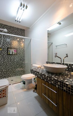 Casa à venda com 345m², 4 quartos e 8 vagas Casa à venda com 345m², 4 quartos e 8 vagasBanheiro social