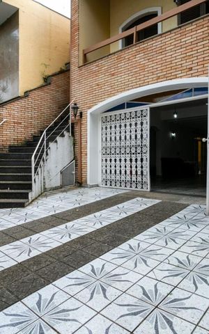 Casa à venda com 345m², 4 quartos e 8 vagas Casa à venda com 345m², 4 quartos e 8 vagasEntrada
