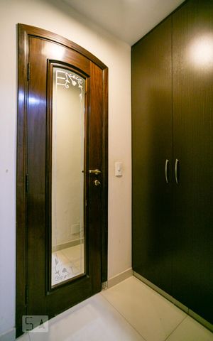 Casa à venda com 345m², 4 quartos e 8 vagas Casa à venda com 345m², 4 quartos e 8 vagasCloset da suíte