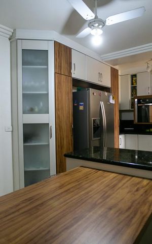 Casa à venda com 345m², 4 quartos e 8 vagas Casa à venda com 345m², 4 quartos e 8 vagasCozinha