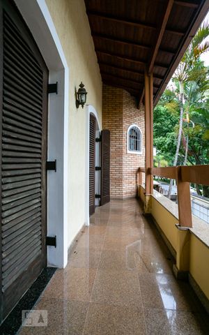 Casa à venda com 345m², 4 quartos e 8 vagas Casa à venda com 345m², 4 quartos e 8 vagasVaranda da sala